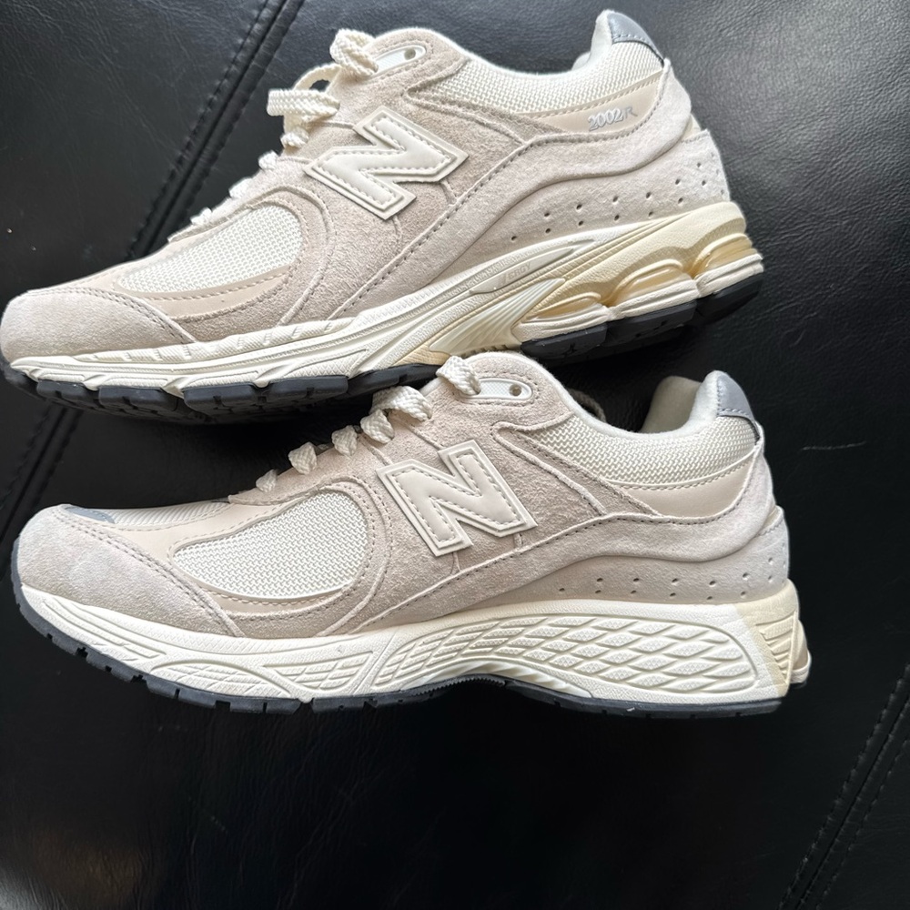 New Balance
Women's 2000R Low Top Sneakers